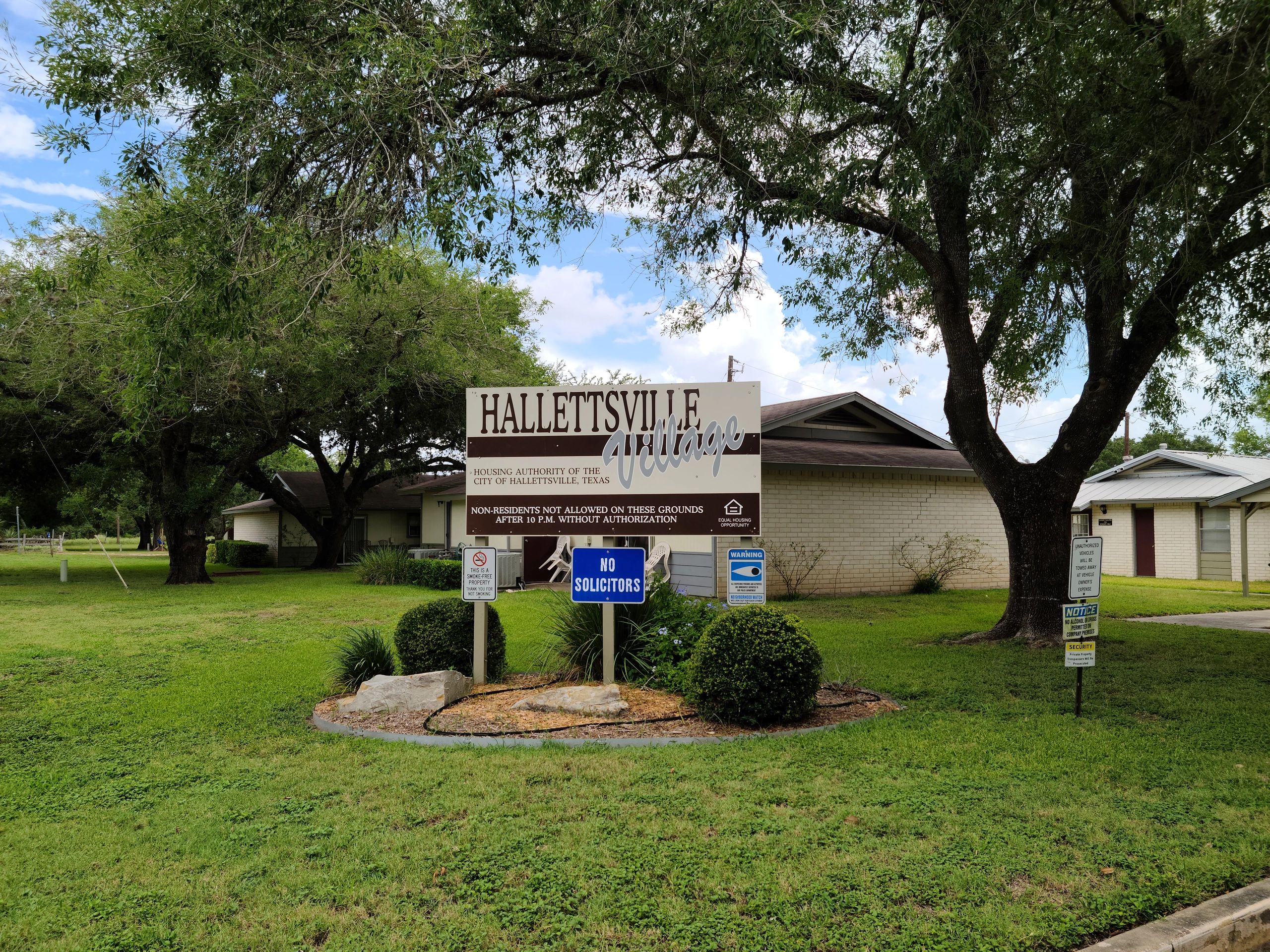 Hallettsville Housing Authority Apartments, Affordable